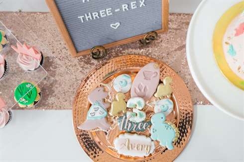 Dinosaur Cookies from a Three-Rex Par-Tea |  Bữa Tiệc Trà Khủng Long Nữ Tính Trên Ý Tưởng Bữa Tiệc Của Kara |  KarasPartyIdeas.com