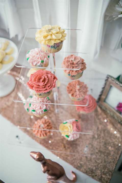 Cupcakes from a Three-Rex Par-Tea |  Bữa Tiệc Trà Khủng Long Nữ Tính Trên Ý Tưởng Bữa Tiệc Của Kara |  KarasPartyIdeas.com