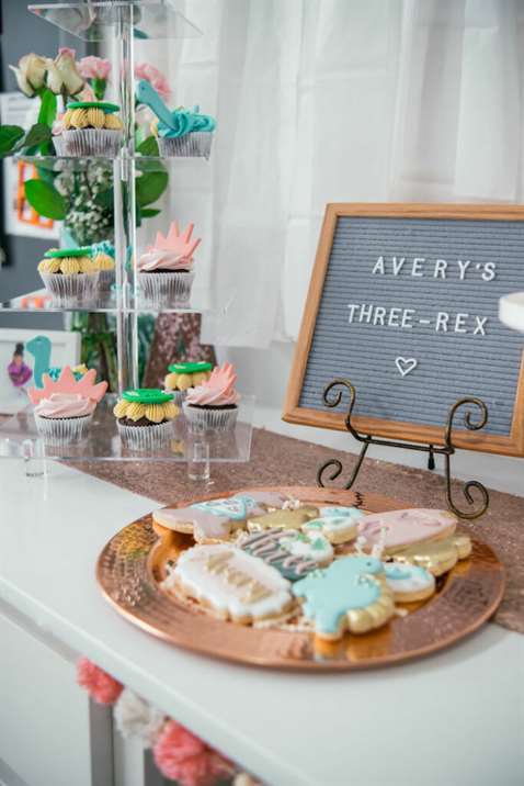 Dinosaur Cookies from a Three-Rex Par-Tea |  Bữa Tiệc Trà Khủng Long Nữ Tính Trên Ý Tưởng Bữa Tiệc Của Kara |  KarasPartyIdeas.com