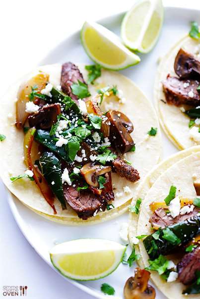 Bít tết, poblano và tacos nấm