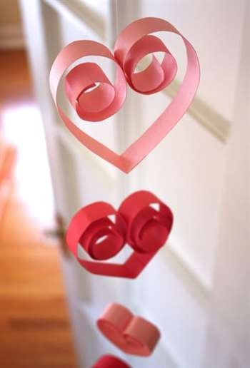 Heart Garland Valentine Craft cho trẻ mới biết đi