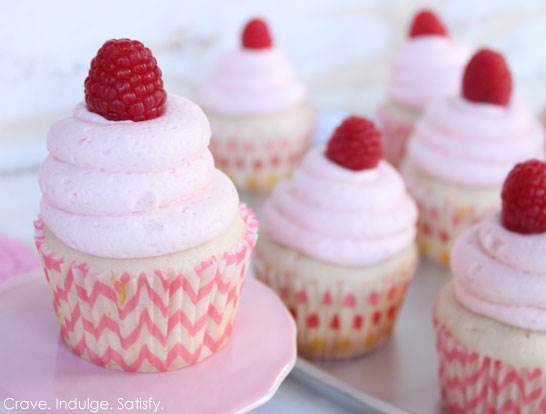 Champagne & Raspberry Cupcakes - Món tráng miệng dành cho lễ tình nhân