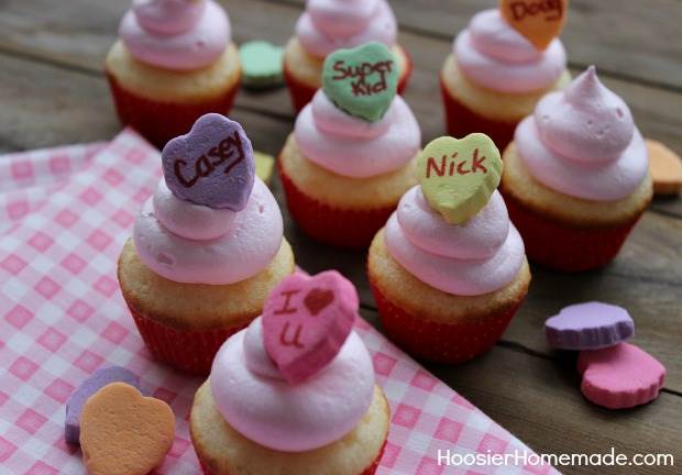 Bánh cupcake ngày lễ tình nhân với trái tim trò chuyện