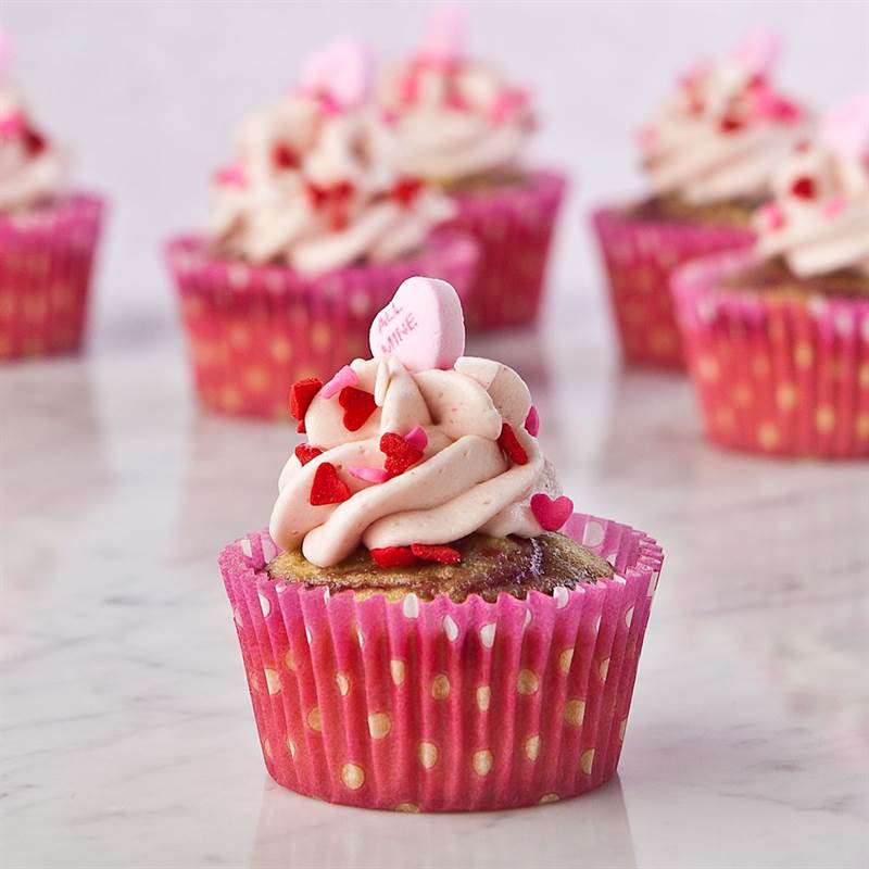 Không chứa Gluten Vanilla Raspberry Swirl Day Cupcakes