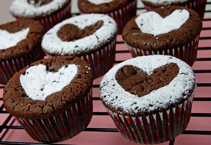 Bánh Cupcakes Brownie trái tim bằng bột đường cho Ngày lễ tình nhân