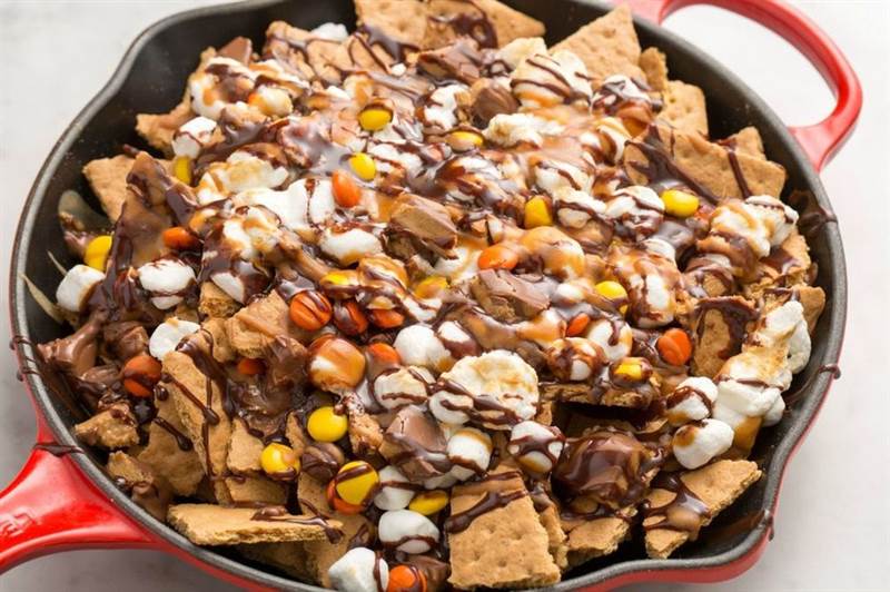 Món tráng miệng dễ làm cho ngày lễ tình nhân của Reese's nachos