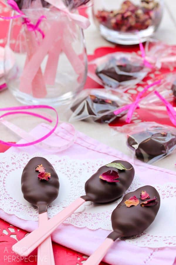 Chocolate Rose Truffle Spoons - Ý tưởng tráng miệng ngày lễ tình nhân