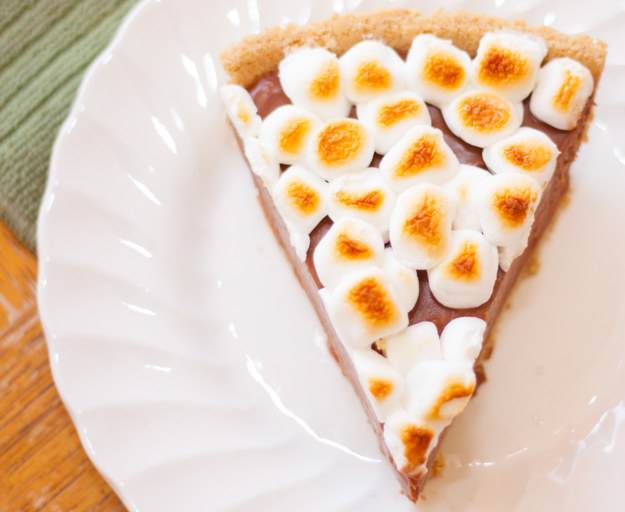 Campfire style nutella s'more pie