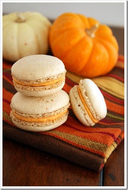 Bánh macarons bí ngô3 ngón tay cái