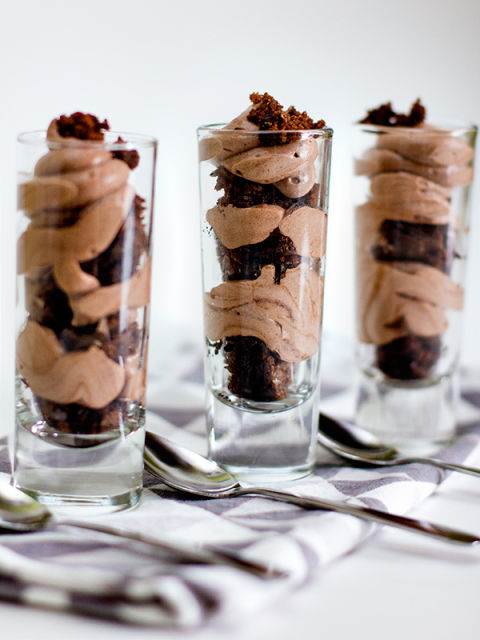 Mousse sô cô la và tráng miệng bằng thủy tinh brownie