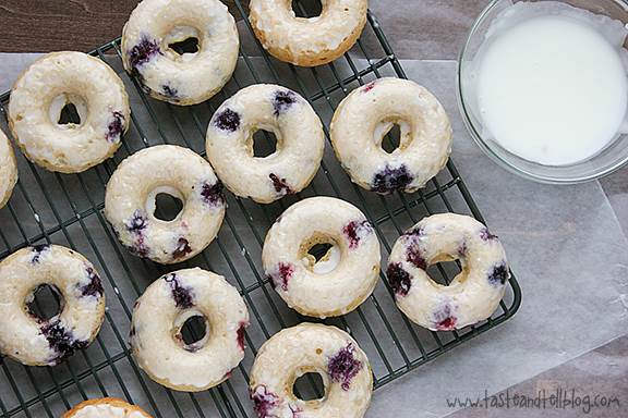 Bánh donut nướng anh đào việt quất