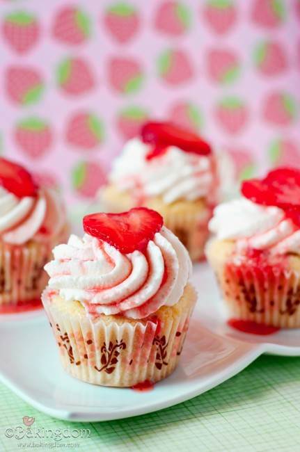 Bánh cupcake kem dâu tây sô cô la trắng