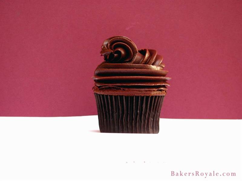 Bánh cupcake sô cô la đen với sô cô la chambord ganache bakersroyale wm 1024x7681