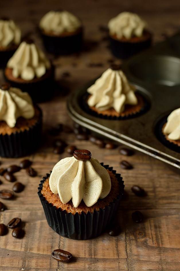 Espresso martini cupcakes một chiếc bánh cupcake lớn lên kiểu boozy dựa trên loại cocktail phổ biến