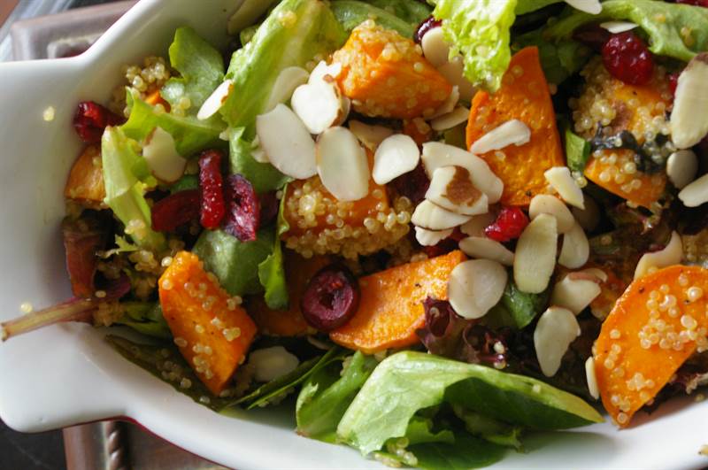 Công thức làm salad mùa đông với khoai lang nướng và hạt diêm mạch