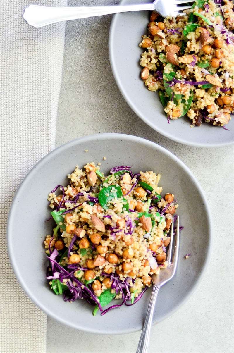 Salad quinoa ấm áp với đậu garbonzo