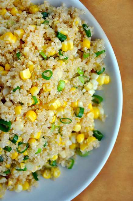 Quinoa với ngô và hành lá với sốt bơ mật ong