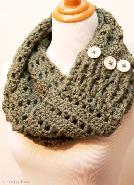 DIY-Chunky-Crochet-Infinity-Scarf