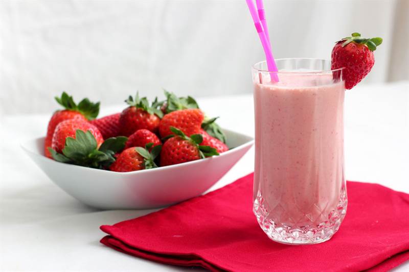 rhubarb strawberry milkshake.jpg