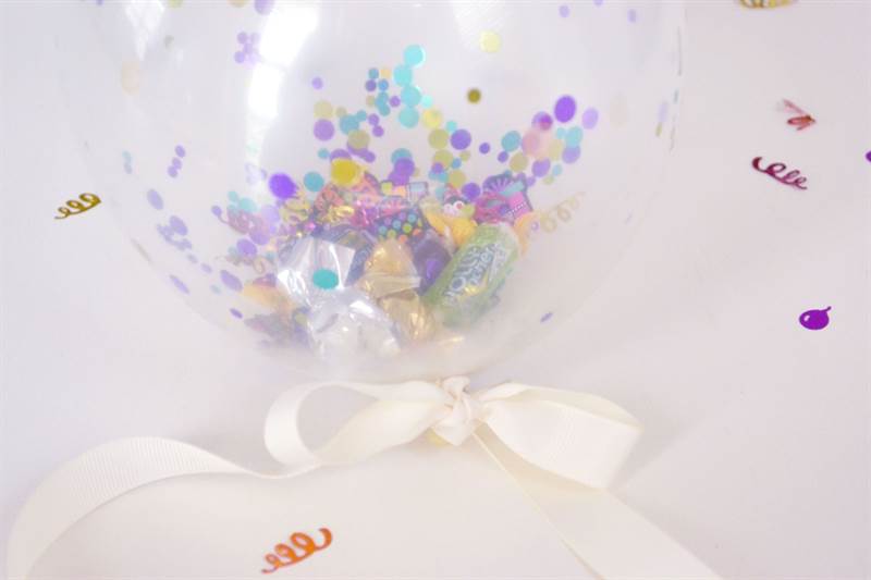 Lời mời Bong bóng Confetti Nhìn gần hơn