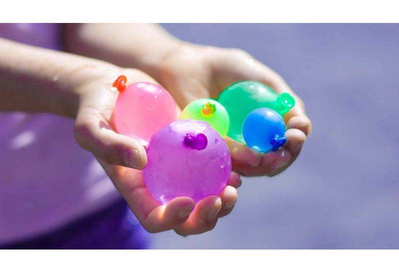 colorful water balloons in hands 496271461 57e2c1c25f9b586c3518ce5c min 1.jpg