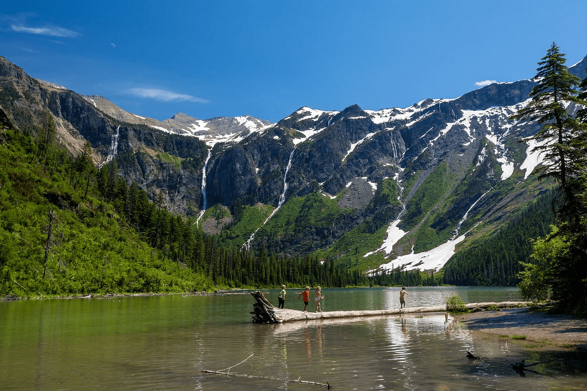Hồ Avalanche có núi bao quanh