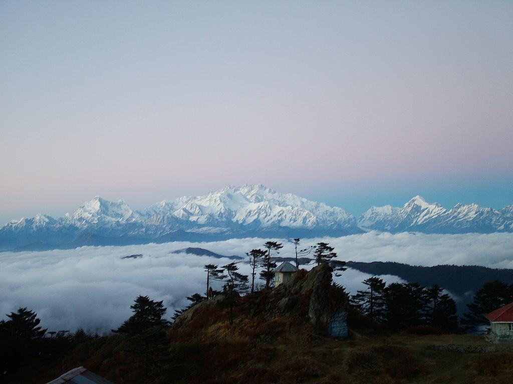 Chuyến đi bộ Sandakphu khiến những người đi bộ thích thú khi nhìn thoáng qua bốn ngọn núi cao nhất thế giới.