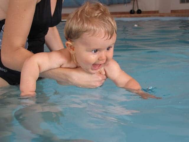 Em bé đang bơi