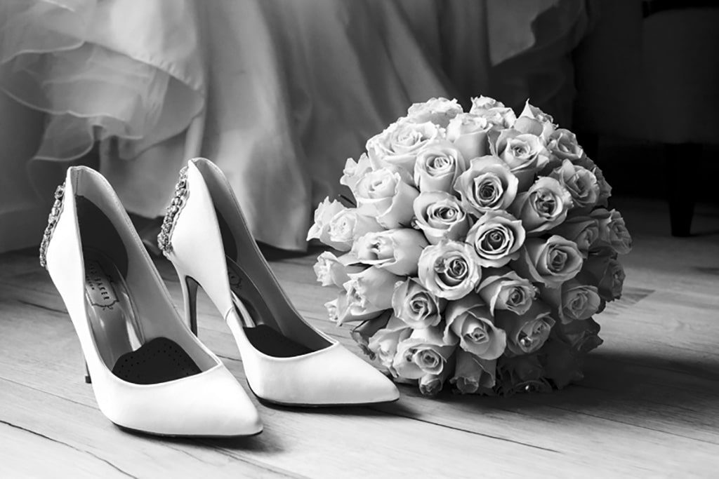 giày cao gót và hoa trong đám cưới