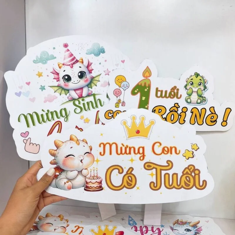 images upload woo2Febb05fdaf7a1fb6212e2352a258fdb44 e1739442648439 Mẫu Hashtag cầm tay, Bảng cầm tay chụp ảnh sinh nhật cho bé tuổi Rồng đáng yêu - Kool Style - Trang Trí Sinh Nhật Kool Style