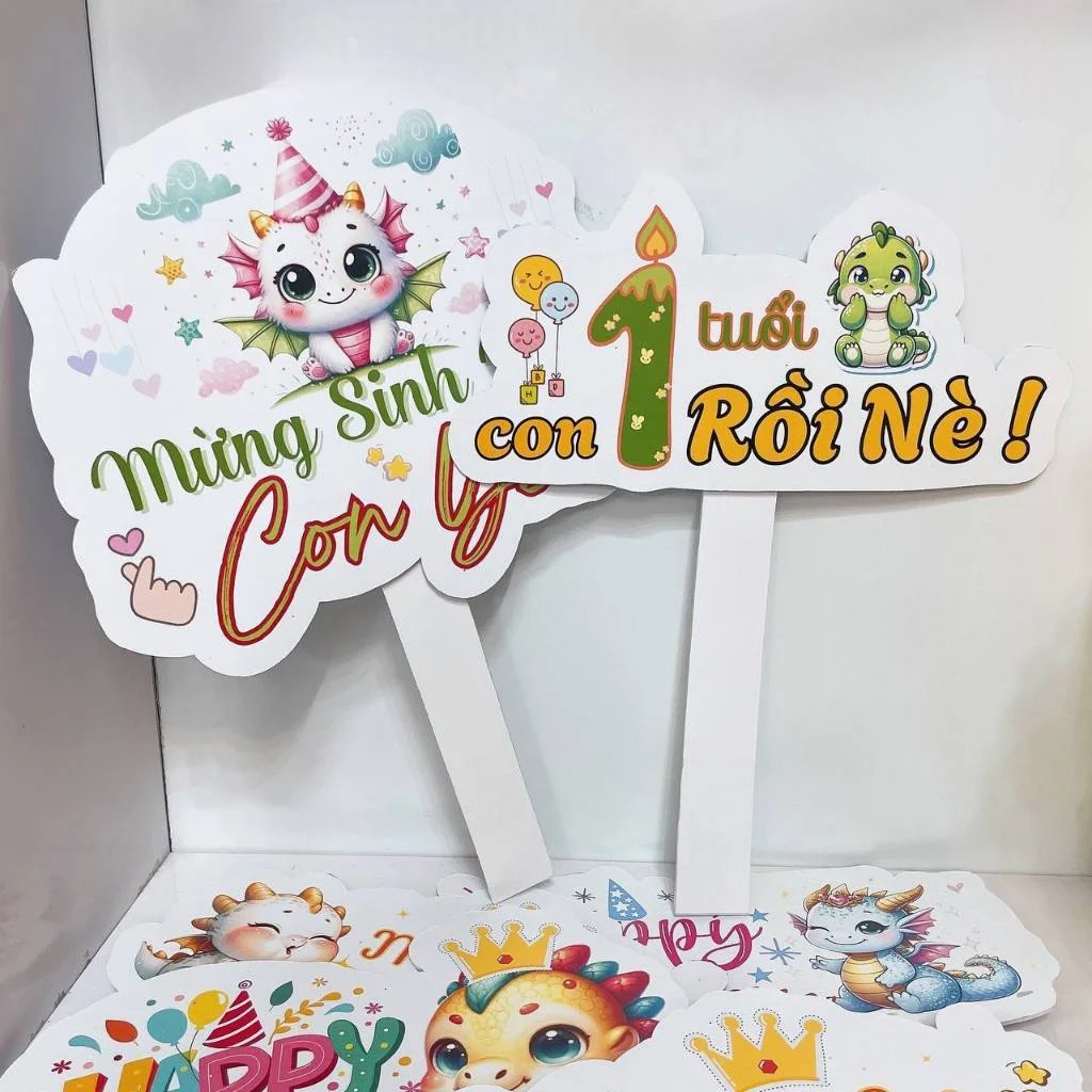 images-upload-woo2Ff588ba705f9cf713e0a9119dd364171a.jpg Mẫu Hashtag cầm tay, Bảng cầm tay chụp ảnh sinh nhật cho bé tuổi Rồng đáng yêu - Kool Style - Trang Trí Sinh Nhật Kool Style